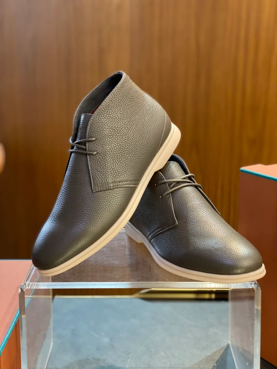 💰780 Loro Piana men's boots for autumn and winter ♞size; 39~46 The flexibility of first-layer cowhide returns to nature and feels the freedom and elegance in the city. A return to the original equestrian elegance aesthetics, Loro Piana is once again inspired by equestrianism this season, perfectly integrating freedom, elegance and functionality.